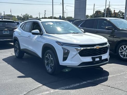 Used 2025 Chevrolet Trax LT w/ Driver Confidence Package FWD image 2