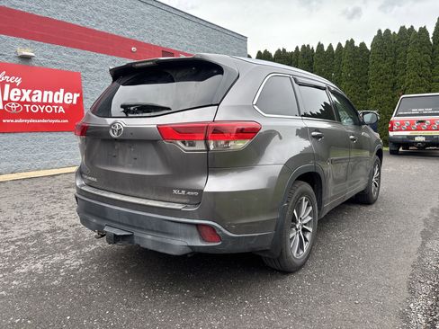Used 2018 Toyota Highlander XLE AWD/4WD image 3