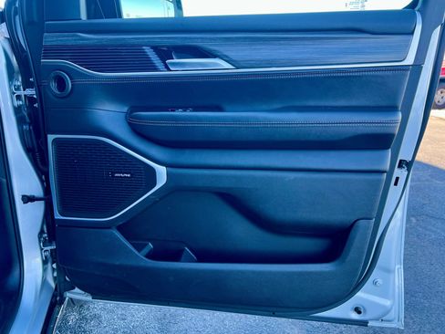 Used 2023 Jeep Wagoneer L Series III w/ Preferred Equipment Group image 36