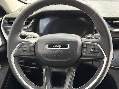 Used 2023 Jeep Grand Cherokee Laredo AWD/4WD image 14