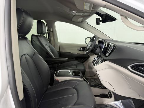 Used 2024 Chrysler Pacifica Touring-L FWD image 10
