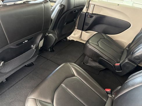 Used 2023 Chrysler Pacifica Touring-L image 11