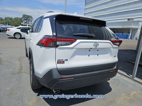 Used 2025 Toyota RAV4 XLE w/ Convenience Package FWD image 9