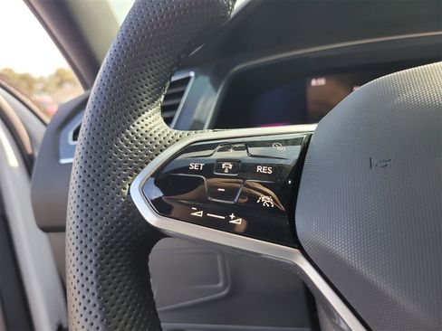 Used 2022 Volkswagen Tiguan SE R-Line image 31