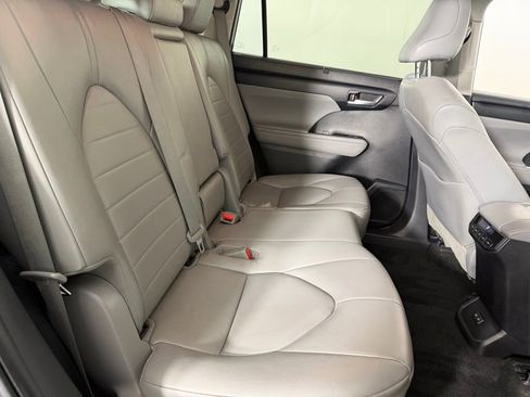 Used 2023 Toyota Highlander XLE FWD image 31