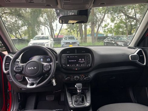 Used 2025 Kia Soul LX w/ LX Technology Package FWD image 31