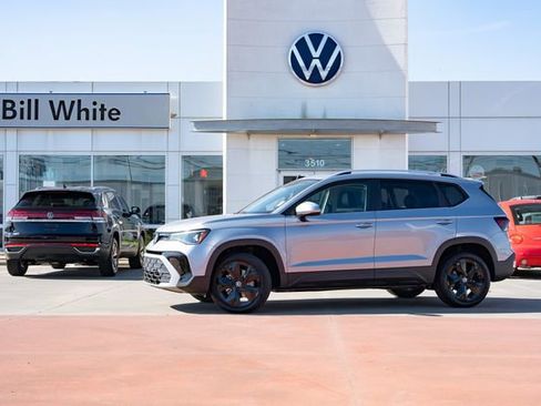 New 2026 Volkswagen Taos SE FWD image 1