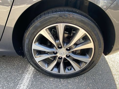 Used 2019 Hyundai Elantra GT image 12