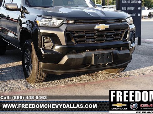 Used 2023 Chevrolet Colorado LT RWD image 2