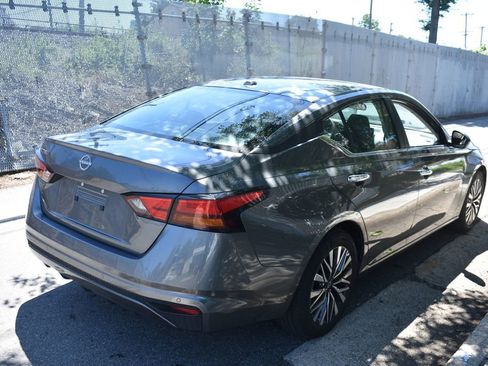 Used 2025 Nissan Altima 2.5 SV FWD image 5