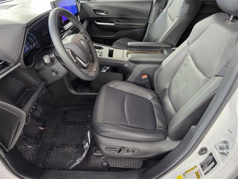 Used 2025 Toyota Sienna Platinum image 9