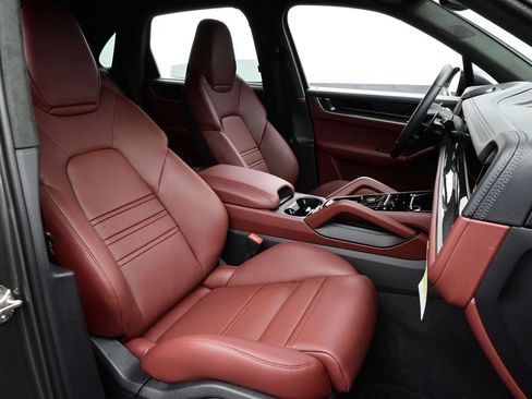 New 2025 Porsche Cayenne Turbo AWD/4WD image 18
