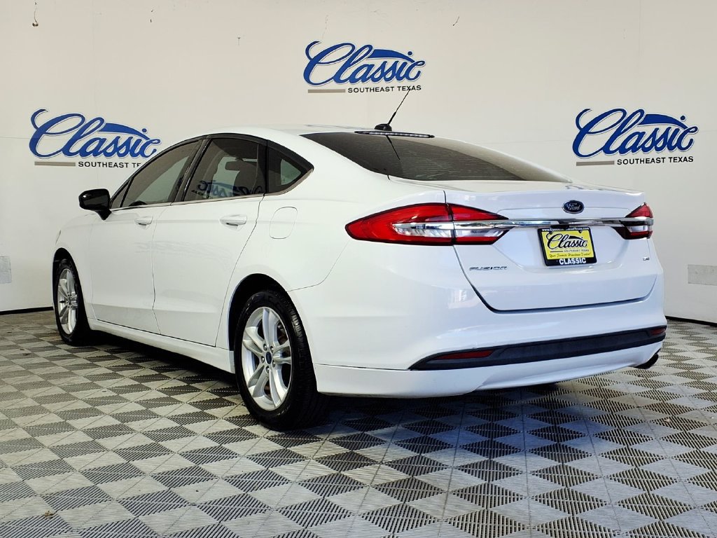 Used 2018 Ford Fusion SE FWD image 2
