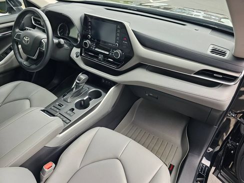 Used 2022 Toyota Highlander XLE AWD/4WD image 12