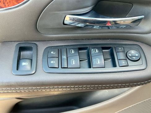 Used 2015 Chrysler Town & Country Touring-L w/ Driver Convenience Group image 17