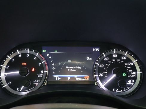 Used 2024 Toyota Highlander XLE AWD/4WD image 18
