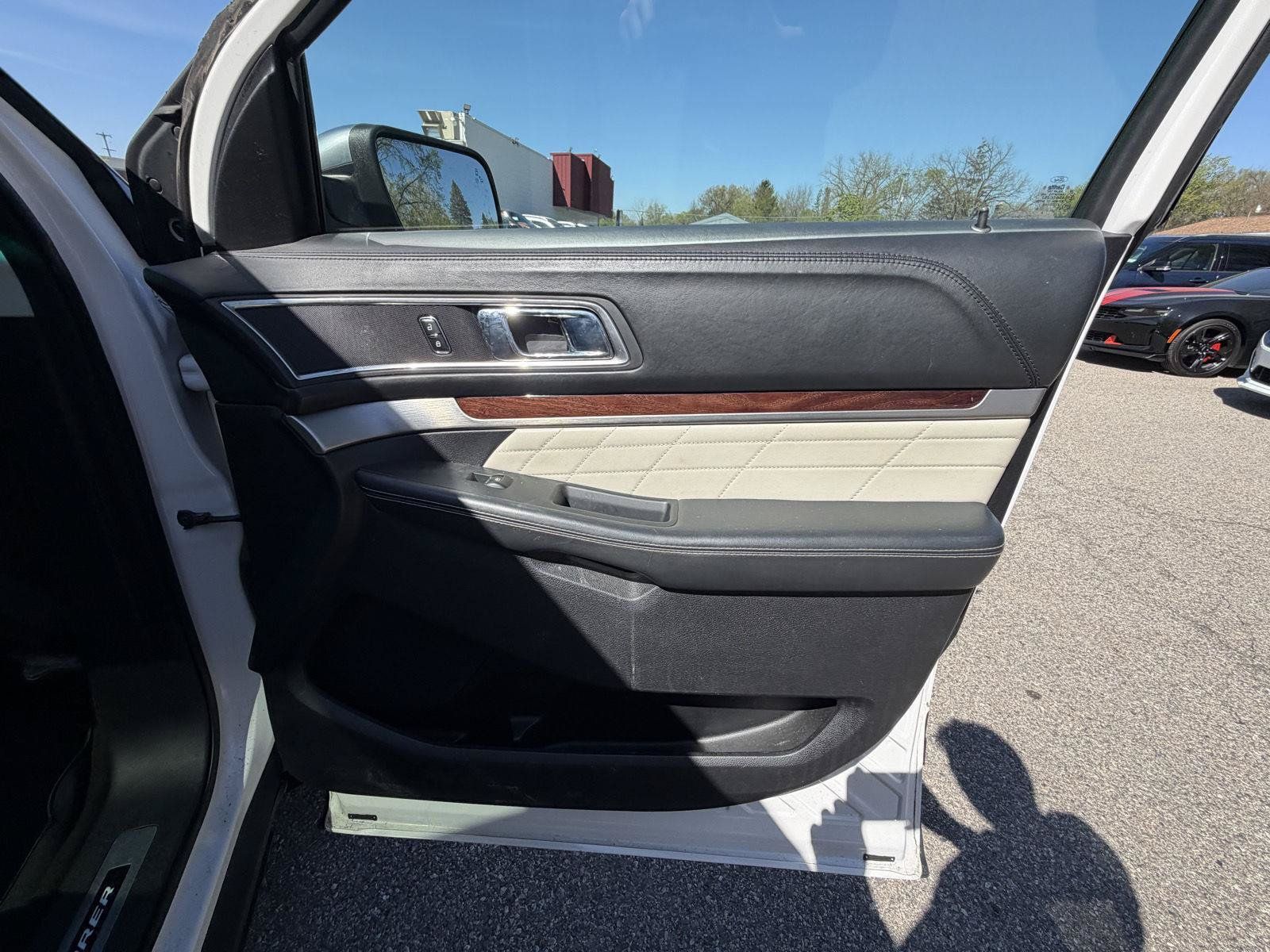 Used 2017 Ford Explorer Platinum AWD/4WD image 31