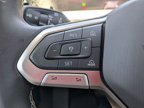 Used 2025 Volkswagen Tiguan SE AWD/4WD image 19