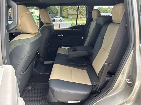 Used 2025 Lexus GX 550 w/ Accessory Package (CT) AWD/4WD image 14