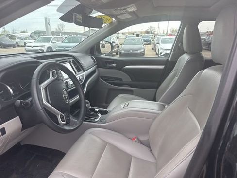 Used 2019 Toyota Highlander XLE AWD/4WD image 11
