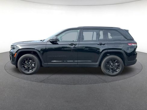 Used 2025 Jeep Grand Cherokee Altitude AWD/4WD image 2