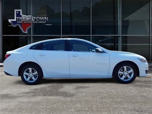 Used 2024 Chevrolet Malibu LT image 2