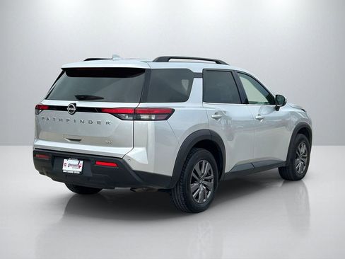 Used 2024 Nissan Pathfinder SV image 5