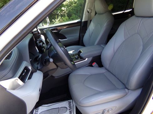 Used 2024 Toyota Highlander AWD image 21