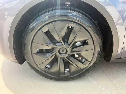 Used 2023 Tesla Model Y Long Range AWD/4WD image 15