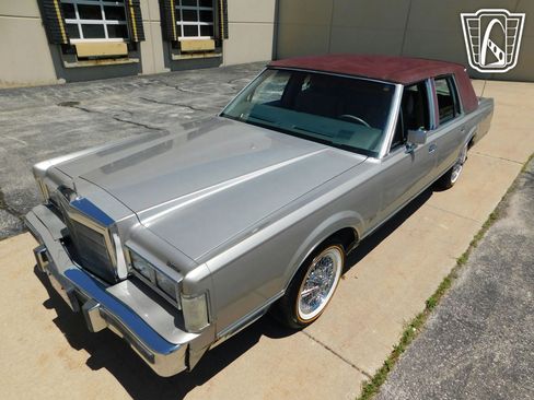 Used 1988 Lincoln Town Car Signature image 3