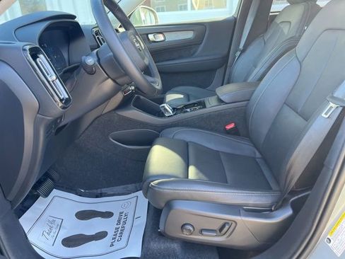 Certified 2025 Volvo XC40 B5 Plus image 27