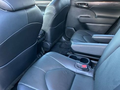 Used 2023 Toyota Highlander Limited image 14