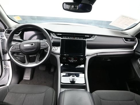 Used 2023 Jeep Grand Cherokee Laredo AWD/4WD image 23