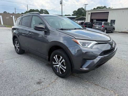 Used 2018 Toyota RAV4 LE FWD image 3