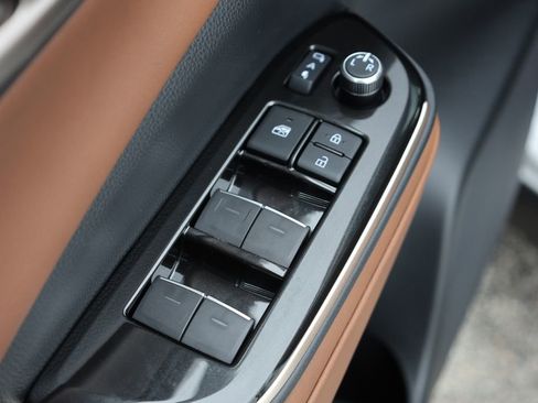 New 2025 Toyota Crown Signia image 25