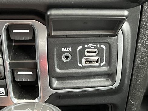 Used 2025 Jeep Wrangler Unlimited Sahara image 27