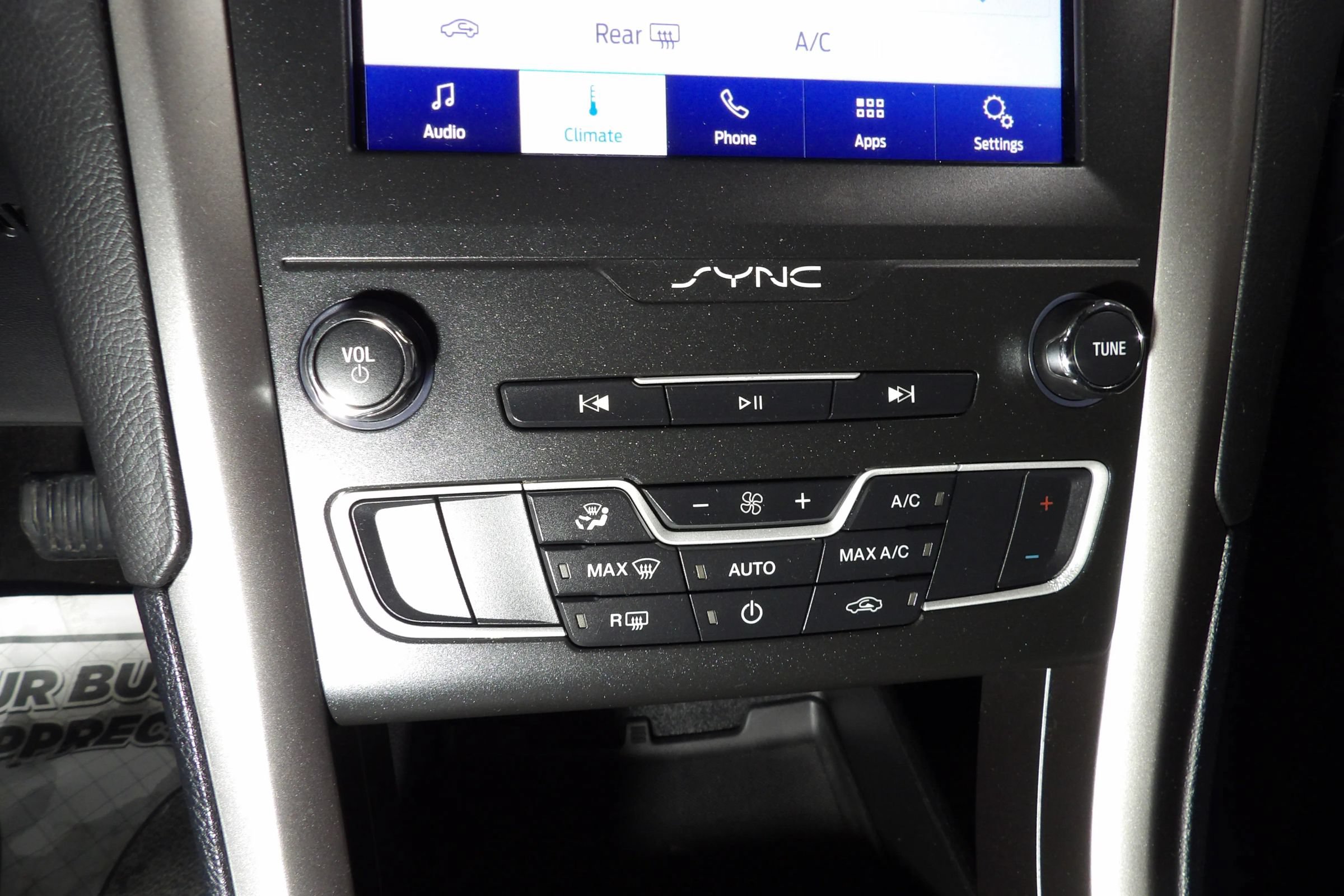 Used 2020 Ford Fusion SE FWD image 12