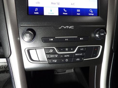 Used 2020 Ford Fusion SE FWD image 12