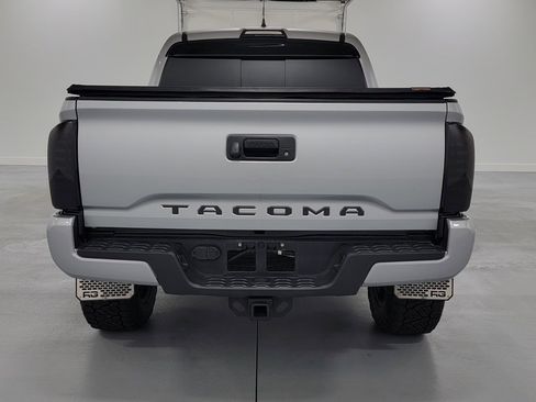 Used 2018 Toyota Tacoma TRD Sport image 8