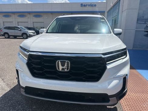 Used 2025 Honda Pilot Touring image 4