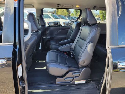Used 2020 Toyota Sienna SE w/ Carpet Mat Package FWD image 11