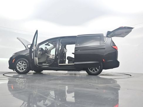 Used 2024 Chrysler Pacifica Touring-L FWD image 43