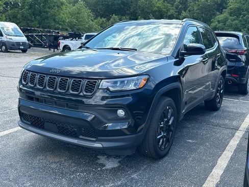 Used 2025 Jeep Compass Latitude w/ Convenience Group AWD/4WD image 3