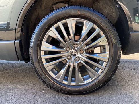 Used 2021 Toyota Venza XLE w/ Softex Package image 32