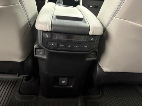 Used 2024 Toyota Grand Highlander AWD image 13