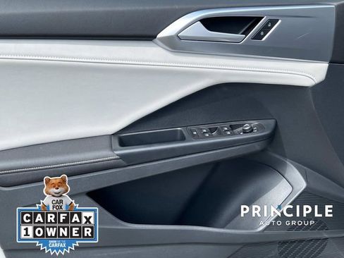 Used 2025 Volkswagen Taos SE image 12