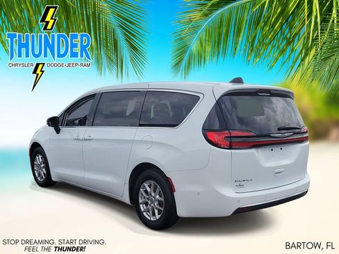 Certified 2024 Chrysler Pacifica Touring-L FWD image 3