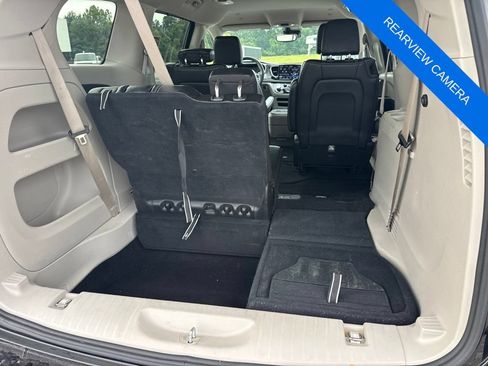 Used 2024 Chrysler Pacifica Touring-L FWD image 16