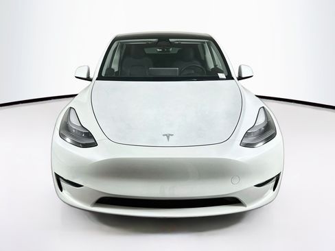 Used 2023 Tesla Model Y Long Range AWD/4WD image 2