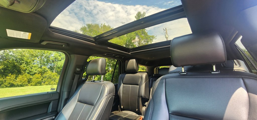 Used 2020 Ford Expedition XLT w/ Equipment Group 202A AWD/4WD image 19